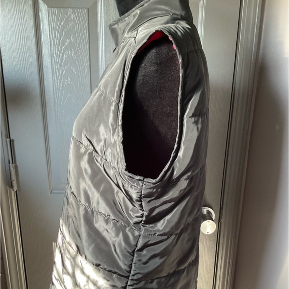 B. Boutique medium black snow vest with soft red interior - Picture 3 of 4